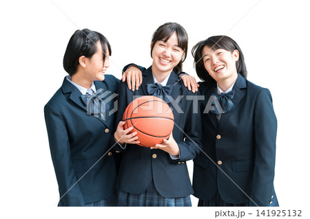 バスケットボールを持っている笑顔の女子中学生,女子高生（バスケ部） 141925132