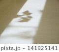テーブルに差し込む光と葉っぱの影 141925141