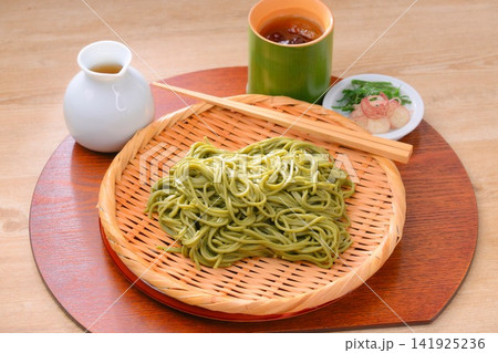 清涼感あふれる、夏の冷たい「茶そば」。ざるそば、蕎麦。 清涼感あふれる、夏の冷たい「茶そば」。ざるそば、蕎麦。 141925236