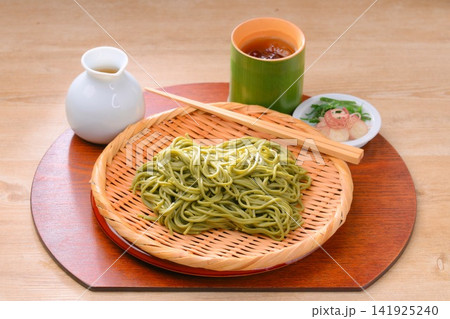 清涼感あふれる、夏の冷たい「茶そば」。ざるそば、蕎麦。 141925240