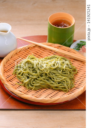 清涼感あふれる、夏の冷たい「茶そば」。ざるそば、蕎麦。 141925241