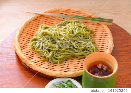 清涼感あふれる、夏の冷たい「茶そば」。ざるそば、蕎麦。 清涼感あふれる、夏の冷たい「茶そば」。ざるそば、蕎麦。 141925243