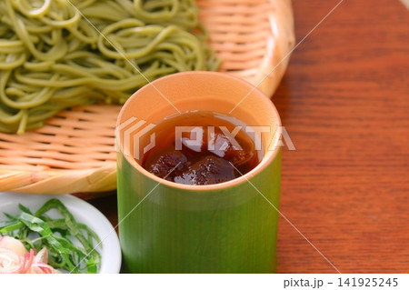 清涼感あふれる、夏の冷たい「茶そば」。ざるそば、蕎麦。 141925245