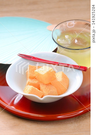 夏の和菓子、冷菓、冷たいわらび餅。 141925284