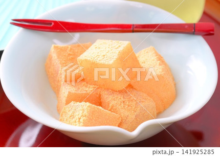 夏の和菓子、冷菓、冷たいわらび餅。 夏の和菓子、冷菓、冷たいわらび餅。 141925285