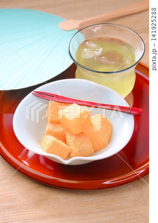 夏の和菓子、冷菓、冷たいわらび餅。 夏の和菓子、冷菓、冷たいわらび餅。 141925288