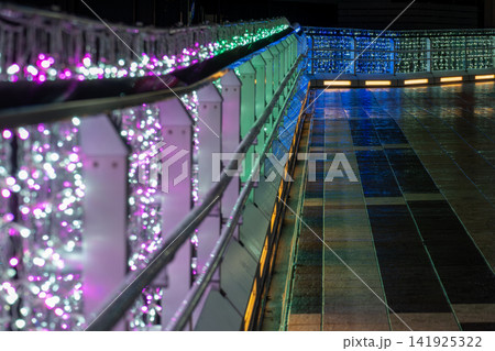 夜の都会を彩るカラフルなLEDライトのイルミネーション 夜の都会を彩るカラフルなLEDライトのイルミネーション 141925322