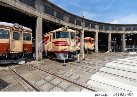 岡山県津山市にある「津山まなびの鉄道館」の旧津山扇形機関車庫と転車台 141925404