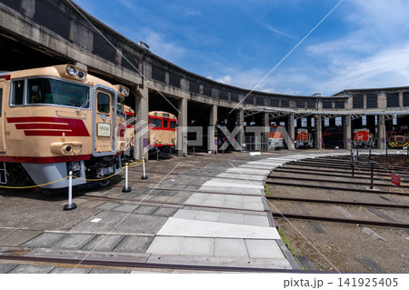 岡山県津山市にある「津山まなびの鉄道館」の旧津山扇形機関車庫と転車台 141925405
