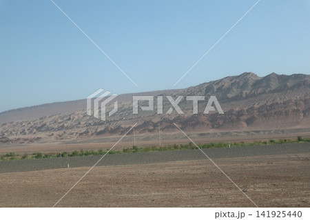 中国シルクロードのトルファン盆地の名所の一つ火焔山 中国シルクロードのトルファン盆地の名所の一つ火焔山 141925440