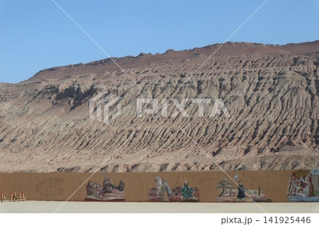 中国シルクロードのトルファン盆地の名所の一つ火焔山 中国シルクロードのトルファン盆地の名所の一つ火焔山 141925446