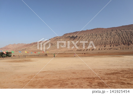 中国シルクロードのトルファン盆地の名所の一つ火焔山 141925454