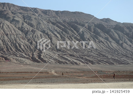 中国シルクロードのトルファン盆地の名所の一つ火焔山 141925459
