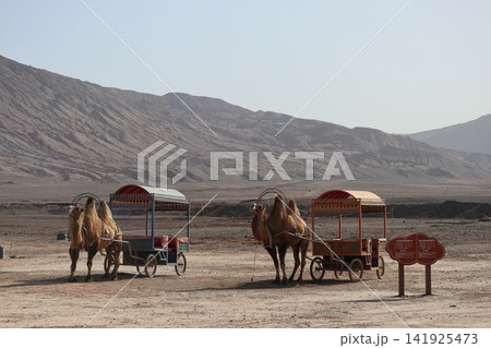 中国シルクロードのトルファン盆地の名所の一つ火焔山 141925473