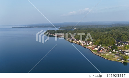 青い海が抱く湾岸の集落 青い海が抱く湾岸の集落 141925515