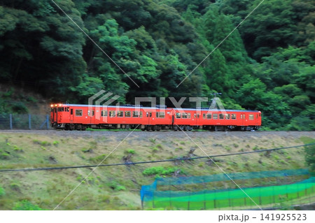 山深い夕刻の山陰本線を疾走するJR西日本キハ47形気動車_2026/6/20撮影 山深い夕刻の山陰本線を疾走するJR西日本キハ47形気動車_2026/6/20撮影 141925523