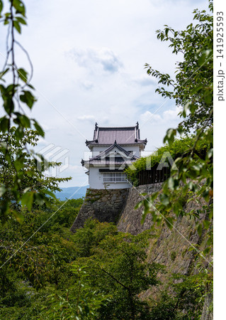岡山県津山市の津山城（鶴山公園）に復元された備中櫓と美しい石垣 141925593