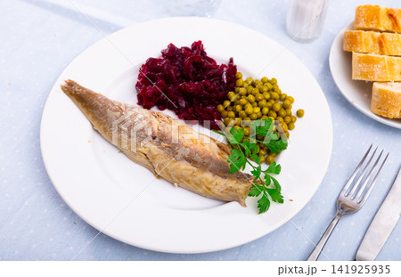 Appetizing cold smoked mackerel with peas and beets 141925935