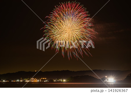 伊良湖から見た篠島ぎおん祭り・野島まつりの花火の風景(愛知県) 伊良湖から見た篠島ぎおん祭り・野島まつりの花火の風景(愛知県) 141926367