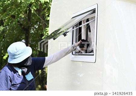 愛犬とキャンプを楽しむ女性 キャンピングカー ジャックラッセルテリア 愛犬とキャンプを楽しむ女性 キャンピングカー ジャックラッセルテリア 141926435