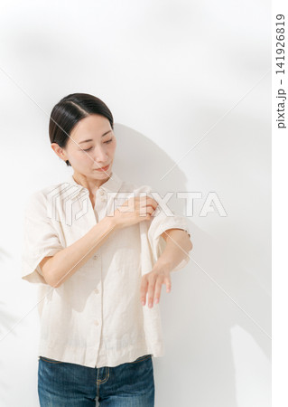腕のケアをする女性 141926819