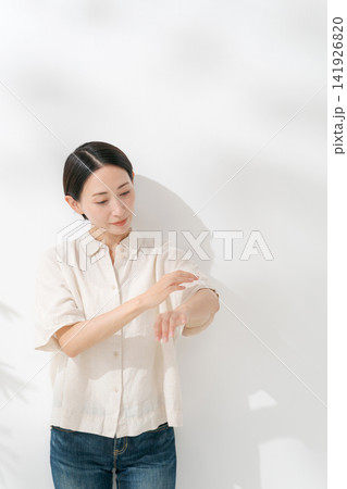 腕のケアをする女性 141926820