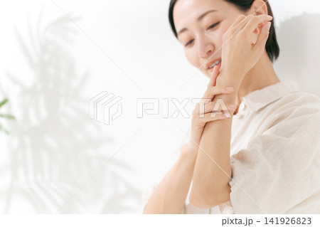 腕のケアをする女性 141926823