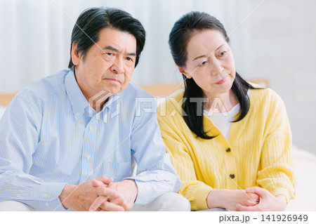 シニア夫婦、怒る 悔しい 悩む シニア夫婦、怒る 悔しい 悩む 141926949