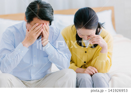 頭を抱えて絶望する夫婦 ネガティブイメージ 頭を抱えて絶望する夫婦 ネガティブイメージ 141926953