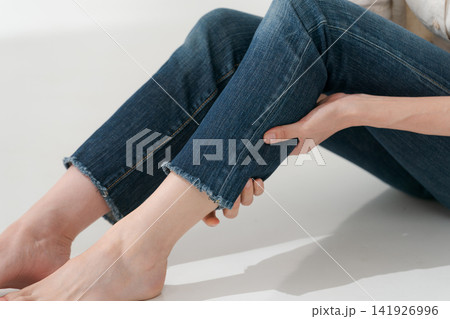 足を揉む女性 141926996