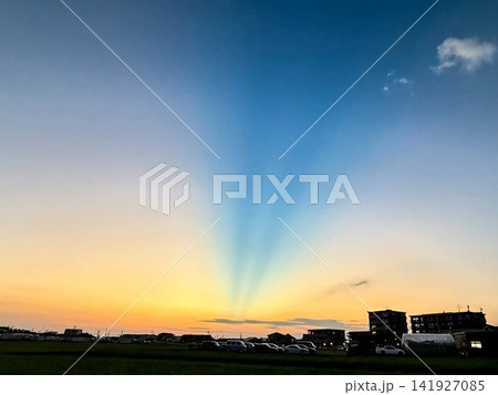 福岡の夕空に現れた幻想的な光と影の筋 福岡の夕空に現れた幻想的な光と影の筋 141927085