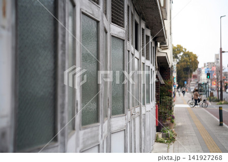 町工場の折れ戸 141927268