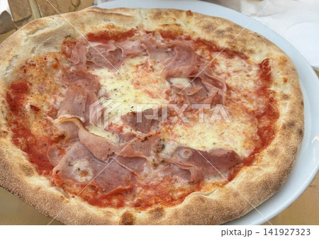 ヴェネツィア・ムラーノ島で味わうハムとチーズのピザ ヴェネツィア・ムラーノ島で味わうハムとチーズのピザ 141927323