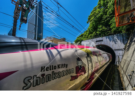ハローキティ新幹線 神戸トンネルを飛び出し新神戸駅に到着 ハローキティ新幹線 神戸トンネルを飛び出し新神戸駅に到着 141927598