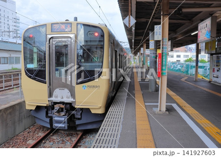 福島交通と共用する構内の阿武隈急行車両（福島駅） 141927603