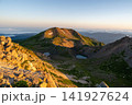 朝日に照らされる白山の大汝峰 141927624
