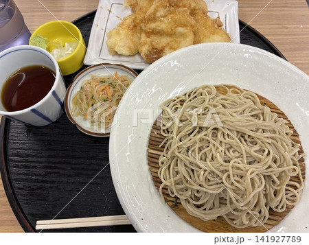 天ぷらとつゆ、わさびを添えたざるそばの定食 天ぷらとつゆ、わさびを添えたざるそばの定食 141927789
