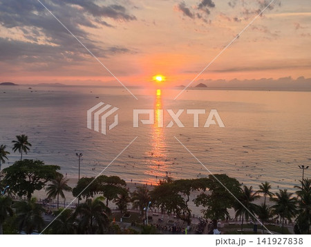 海外リゾートの海と夕焼けの風景 141927838
