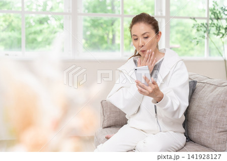 オセロをするシニア女性 手元 オセロをするシニア女性 手元 141928127
