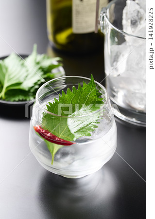 紫蘇と唐辛子を入れた焼酎の水割り(金魚) 紫蘇と唐辛子を入れた焼酎の水割り(金魚) 141928225