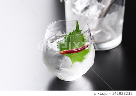 紫蘇と唐辛子を入れた焼酎の水割り(金魚) 紫蘇と唐辛子を入れた焼酎の水割り(金魚) 141928233