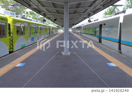 鳥羽駅に停車中の観光列車「つどい」（三重県鳥羽市） 141928249