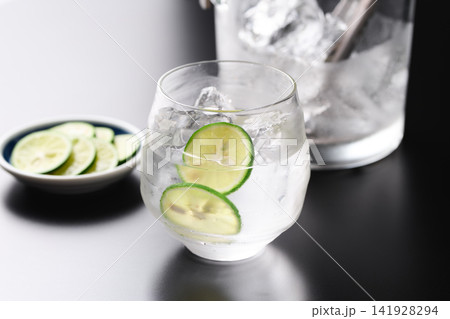 輪切りの酢橘を入れた焼酎の水割り 輪切りの酢橘を入れた焼酎の水割り 141928294