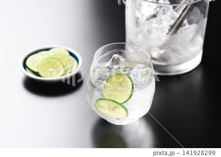 輪切りの酢橘を入れた焼酎の水割り 輪切りの酢橘を入れた焼酎の水割り 141928299