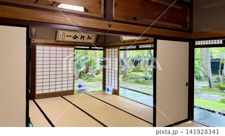 武家屋敷「河原田家」の表座敷から眺めた新緑が美しい苔庭〈武家屋敷通り/秋田県角館町〉 武家屋敷「河原田家」の表座敷から眺めた新緑が美しい苔庭〈武家屋敷通り/秋田県角館町〉 141928341