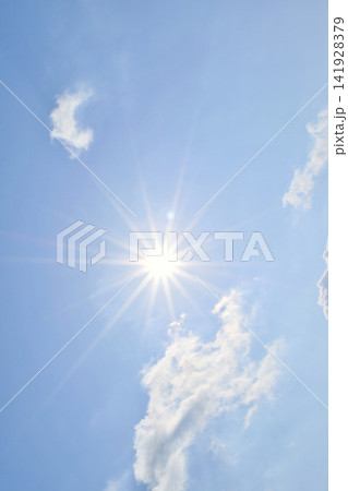青空と太陽　直射日光　フリースペースイメージ（ fix撮影 ） 141928379