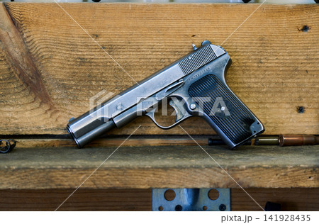 木製射撃台に置かれたソ連製拳銃と弾薬 木製射撃台に置かれたソ連製拳銃と弾薬 141928435