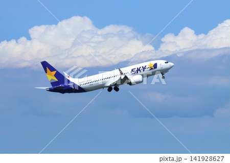 夏空を背景に飛ぶ旅客機 夏の空の旅 スカイマーク航空 夏空を背景に飛ぶ旅客機 夏の空の旅 スカイマーク航空 141928627