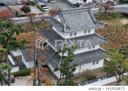 長崎県島原市　島原城五層天守閣より西の櫓を見下ろす 141928673