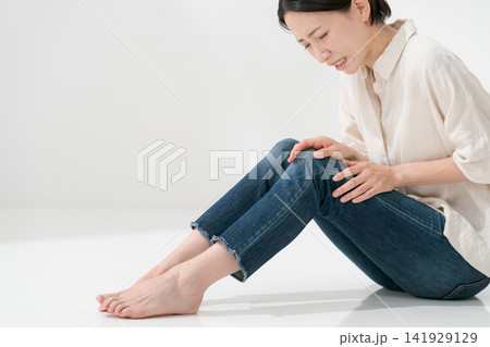 膝を抑える女性 膝を抑える女性 141929129